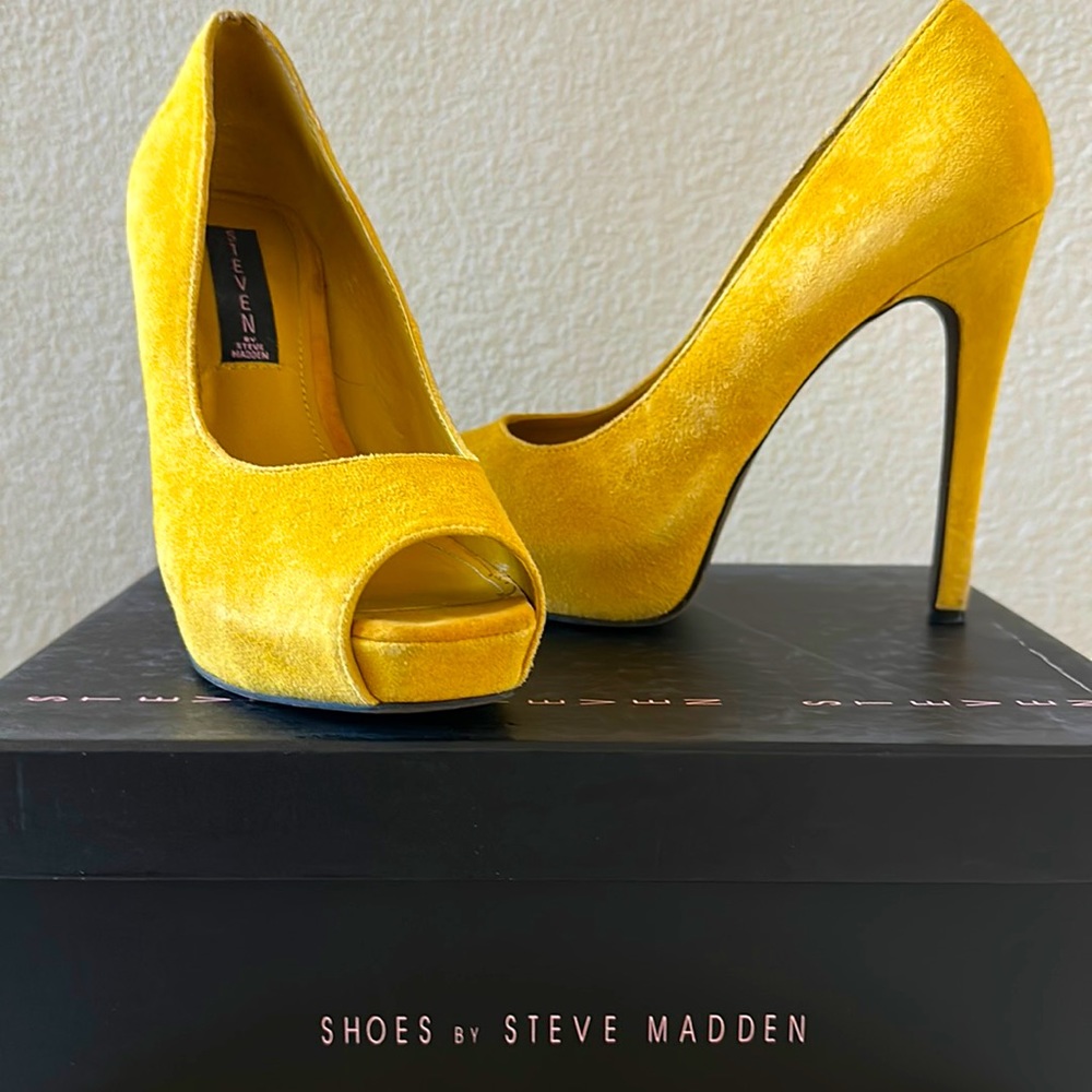 Steve Madden Suede Peep toe Pump